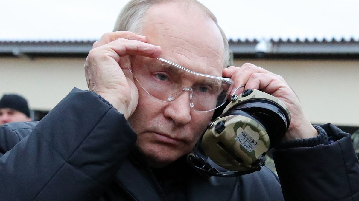 Fotky Putina na inspekci u vojáků. Nechybělo objetí ani ukázka síly